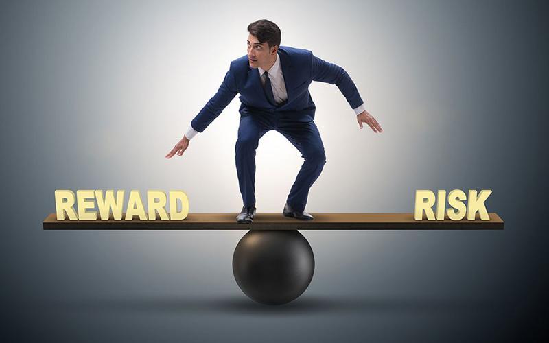 Chứng khoán lao dốc: Trong nguy có cơ