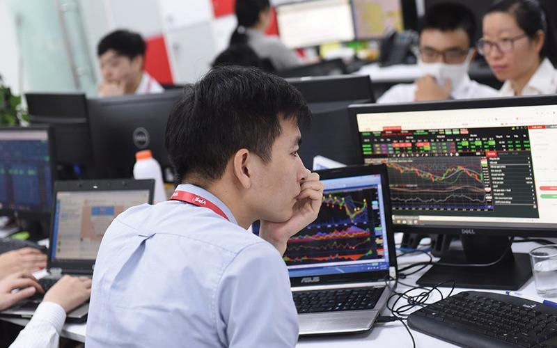 Dòng tiền lạc quan, lấn át nỗi lo doanh nghiệp suy yếu