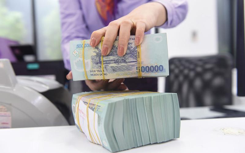 Lãi suất huy động giảm, bảo hiểm thêm lo