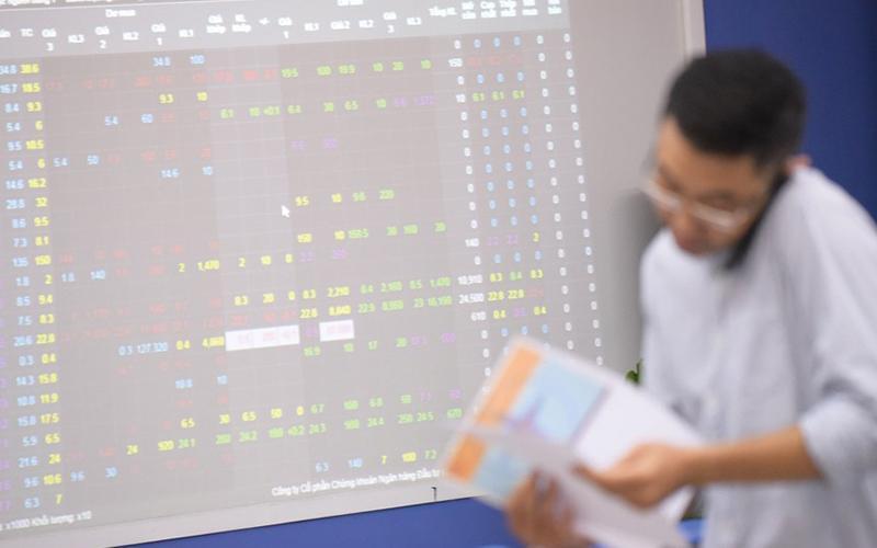 Nhiều nhóm cổ phiếu bật tăng, đón đầu “mở cửa” nền kinh tế