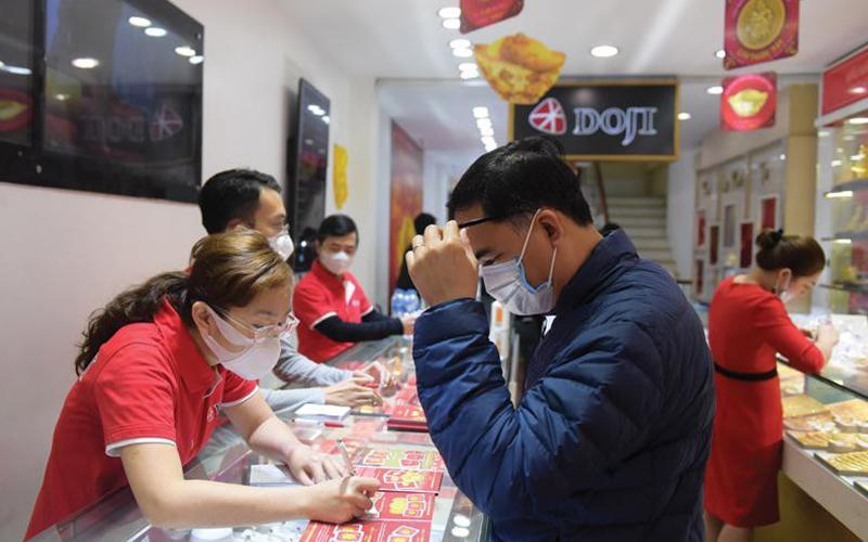 Rầm rộ gom mua, giá vàng sẽ lập kỷ lục mới?